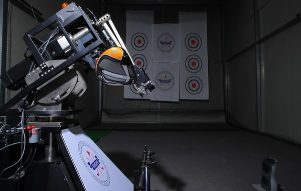 우리나라에 몇 대 없는 KIGOS의 최신 골프 스윙로봇. 사진_류시환