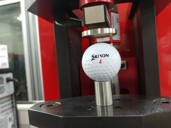 골프볼의 압축 강도를 측정할 수 있는 장비. 사진_류시환