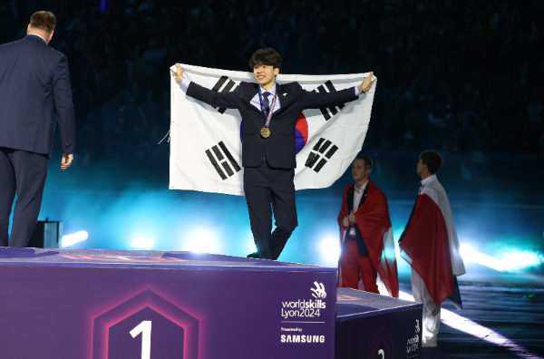 에몬스 소속 박성민 선수가 지난 10~15일까지 개최된 2024 제47회 프랑스 리옹 국제기능올림픽 목공 직종에서 메달을 획득하여 기념사진을 촬영하고 있다./ 사진=에몬스