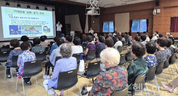 갑을장유병원 정형외과 전문의 이상혁 센터장이 강사로 나서며 김해시 서부노인종합복지관 3층 강당에서 200여명의 실버아카데미 수강생을 대상으로 ‘어깨관절질환 예방치료’를 주제로 노년기 건강관리 관련 특강을 진행했다. (갑을장유병원 제공)