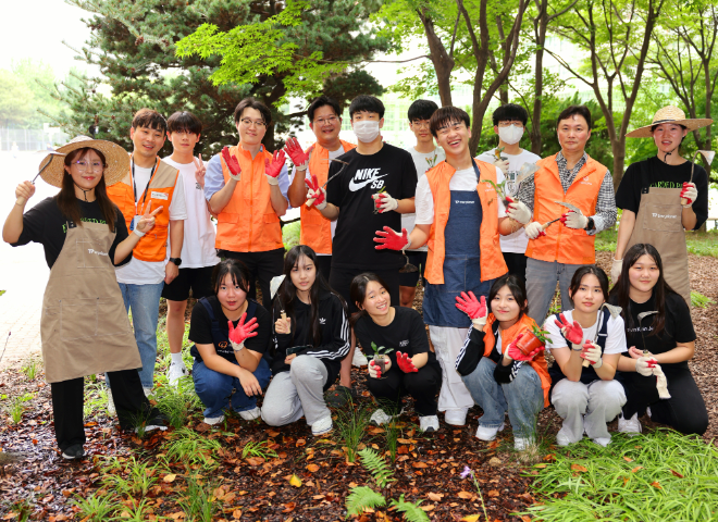 19일(목) 오후 서울 여의도중학교에서 ‘한화생명 생태정원’ 가꾸기 활동이 펼쳐졌다. 한화생명 임직원 봉사단과 서울 여의도중학교 학생들이 함께 우리나라 자생식물을 심고 가꾼 뒤 기념촬영을 하고 있다. / 사진=한화생명 제공