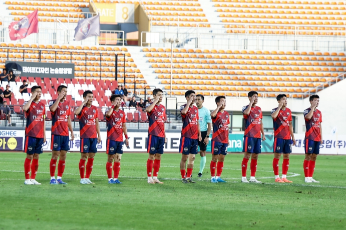 지난 9월 15일 인천전에서 선제골을 넣은 김천상무 선수들이 거수경례를 하고 있다.