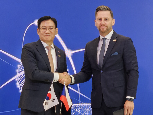 한전KPS 김홍연 사장(왼쪽)과 테즈 브세틴(TES Vsetin)의 토마스 파블리카(Tomas Pavlica) 대표가 MOU 체결 후 기념 촬영을 하고 있다.