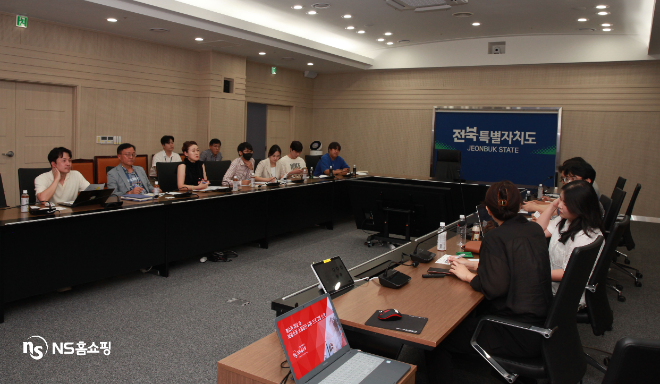 NS홈쇼핑이 지난 12일 전북도청에서 ‘NS푸드페스타 2024 ‘2일차 행사로 진행되는 ‘식품 스타트업경진대회’에 참가할 기업과 관계기관을 대상으로 설명회를 가졌다.©NS홈쇼핑