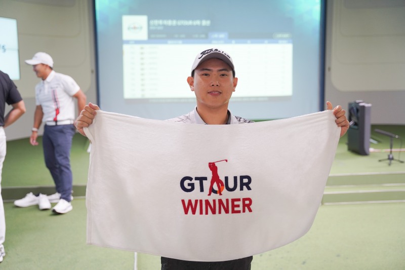 지난 21일(토) 대전 골프존조이마루에서 열린 ‘2024 신한투자증권 GTOUR MEN’S’ 6차 대회 우승자 송명규가 경기 종료 후 우승컷 촬영을 하고 있다.