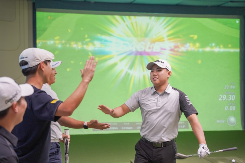 ‘2024 신한투자증권 GTOUR MEN’S’ 6차 결선에서 (오른쪽)송명규가 이글 기록 후 동료 선수들과 하이파이브를 하고 있다.