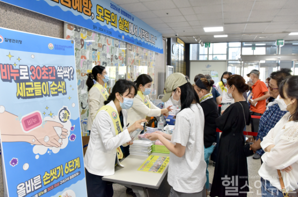 김어진 감염관리실장(왼쪽에서 첫 번째) 등이 내원객들에게 감염병 예방의 첫 단계인 올바른 ‘손 위생 6단계’에 대해 설명하고 있다. (화순전남대병원 제공)