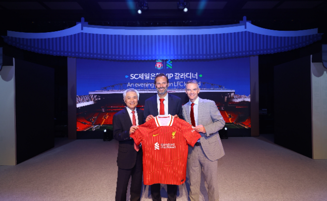 SC제일은행은 지난 20일 저녁 서울 중구 신라호텔 다이너스티홀에서 VIP 고객과 임직원 등 200여 명이 참석한 가운데 ‘리버풀 레전드와 함께하는 VIP 갈라디너’ 행사를 열었다고 23일 밝혔다. 사진은 지난 20일 서울 중구 신라호텔 다이너스티홀에서 열린 ‘리버풀 레전드와 함께하는 VIP갈라디너’ 행사에서 박종복 SC제일은행장(맨 왼쪽부터)이 패트릭 베르게르 리버풀FC 레전드, 개러스 위어 주한영국대사관 부대사와 기념 촬영을 하고 있는 모습. (사진 = SC제일은행 제공)