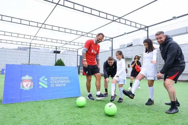 SC제일은행은 지난 20일 저녁 서울 중구 신라호텔 다이너스티홀에서 VIP 고객과 임직원 등 200여 명이 참석한 가운데 ‘리버풀 레전드와 함께하는 VIP 갈라디너’ 행사를 열었다고 23일 밝혔다. 사진은 지난 21일 경기 하남시 스타필드하남 풋살파크에서 열린 ‘SC제일은행과 함께하는 리버풀 싸커스쿨’ 행사에서 리버풀FC 레전드 패트릭 베르게르(맨 왼쪽)와 리버풀 인터내셔널 아카데미 소속 코치진이 SC제일은행 고객 및 임직원 자녀들에게 축구 기술을 전수하고 있는 모습. (사진 = SC제일은행 제공)