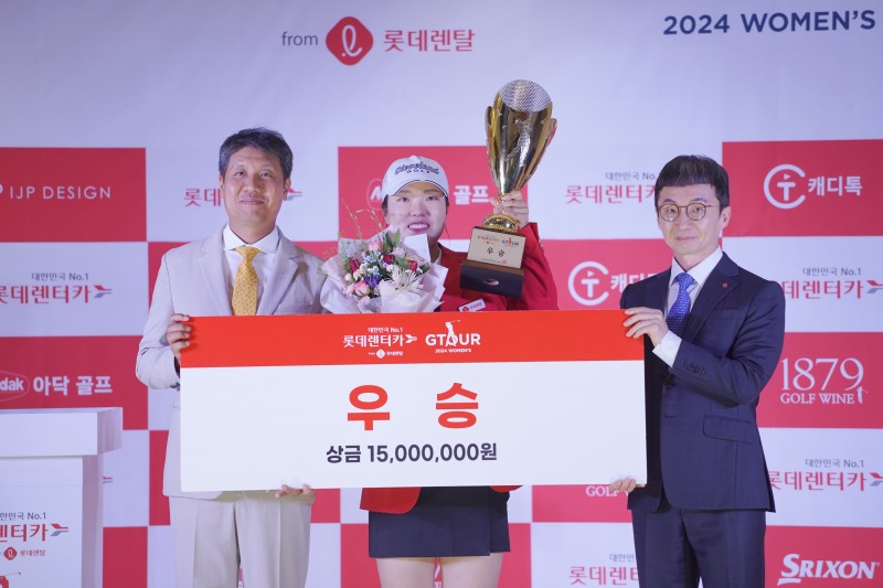지난 22일(일) 대전 골프존조이마루에서 열린 ‘2024 롯데렌탈 롯데렌터카 GTOUR WOMEN’S’ 6차 결선 시상식에서 (왼쪽부터)골프존 박강수 대표, 우승자 심지연, 롯데렌탈 주식회사 마케팅부문 조근행 상무가 기념촬영을 하고 있다.