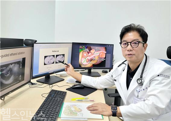 센텀종합병원 소화기내과 이상수 교수가 췌장 낭종에 대해 설명하고 있다. (센텀종합병원 제공)