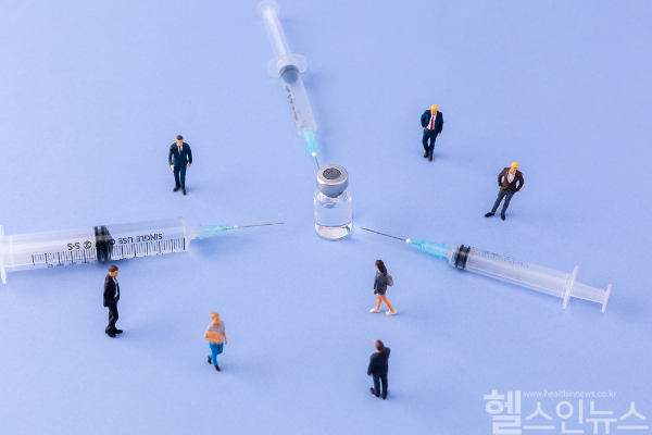 질병관리청, 24~25 절기 코로나19 예방접종 위해 '모더나 코로나 19 신규 백신' 총 200만 회분 순차적으로 도입 (클립아트코리아)