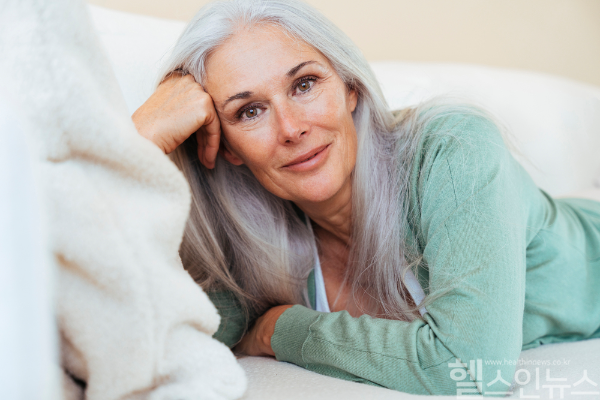 폐경기 겪는 중년 여성들 '호르몬 치료'가 노화 억제에 도움될 수 있는 것으로 알려져... 뼈 건강 및 피부 건강관리에도 긍정적 효과 (클립아트코리아)