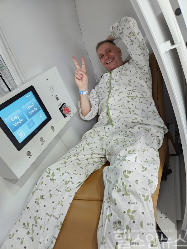 인공고관절 수술 후 고압산소치료를 받는 러시아 의사 알렉세이 자르바 씨 (서울부민병원 제공)