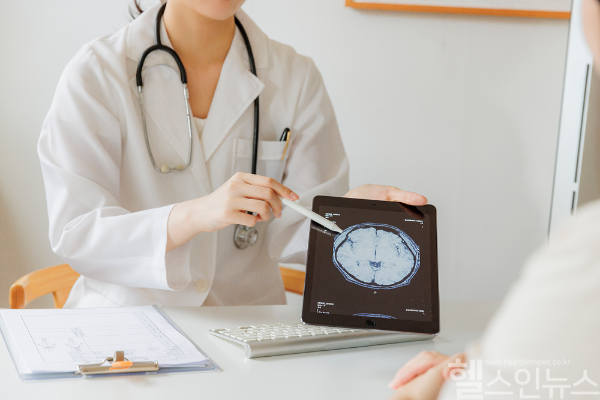 노년층에게 흔한 신경퇴행성 질환 '알츠하이머병', 치료제 없어 예방에 각별한 신경 기울여야... 최근 단백질 섭취량이 많을수록 인지저하 예방에 긍정적 영향을 미친다는 연구 결과 발표돼 눈길 (클립아트코리아)