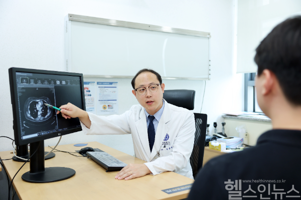 세브란스병원 중증근무력증클리닉 신경과 김승우 교수가 진료를 보고있다. (세브란스병원 제공)