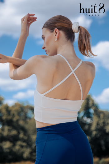 ▲위뜨, ‘24FW 티챠 프론트셔링 홀터넥 브라탑’과 ‘24FW 티챠 크로스루즈핏 8.3부 팬츠’ 룩. (이미지 출처=㈜그리티)