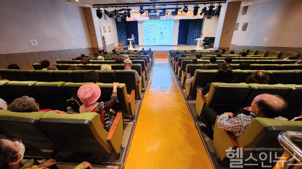 9월 23일 동두천시평생학습관에서 의정부을지대병원 비뇨의학과 이중식 교수가 ‘여성요실금’에 대한 건강강좌를 진행하고 있다. (의정부을지대병원 제공)