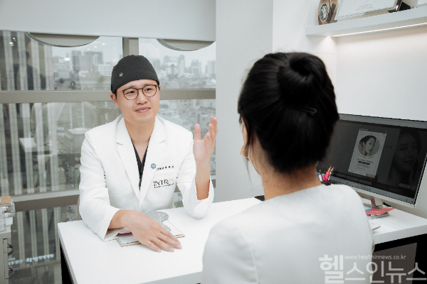 인트로성형외과 박선준 원장