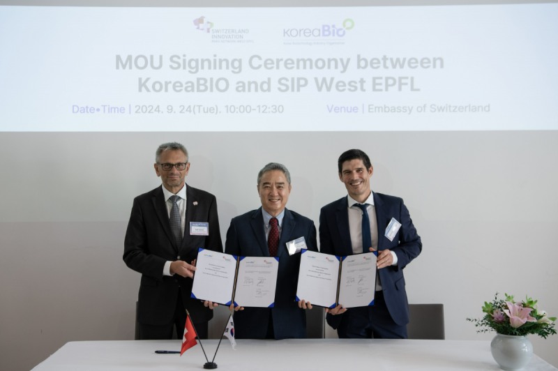 한국바이오협회와 스위스 혁신센터 불어권지역(SIP West EPFL) MOU 체결식 사진. (왼쪽부터) 스위스 혁신센터 불어권지역 앙트완 쥬르당 이사, 한국바이오협회 이승규 부회장, 주한스위스대사관 다그마 슈미트 타타글리 대사 (한국바이오협회 제공)