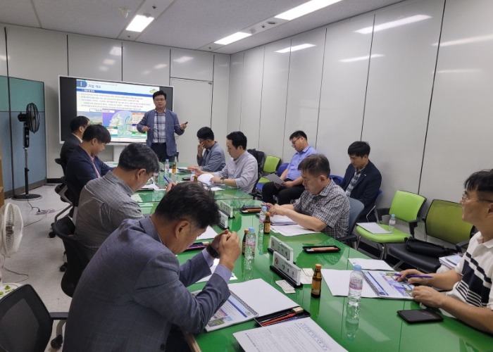 광주광역시는 24일 시청 회의실에서 습지‧수질관리‧수자원 전문가와 한국농어촌공사, 국립생태원 등 관계기관이 참석한 가운데 ‘영산강 수질정화 생태습지 조성 타당성조사 및 기본계획 수립 용역 착수보고회’를 개최했다.