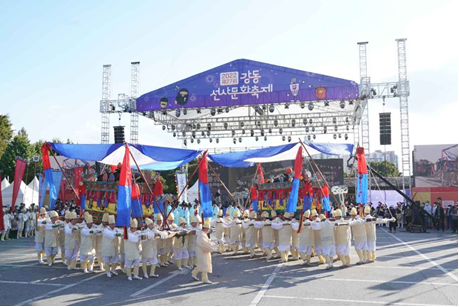 사진 출처: 한국관광공사_매년 강동선사문화축제에서 공연되는 '바위절마을 호상놀이