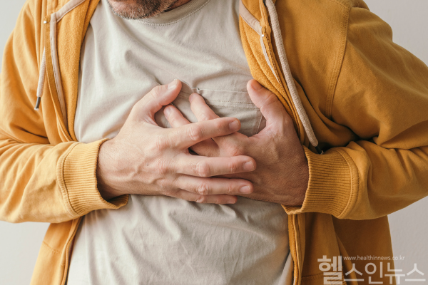 전 세계 사망원인 1위인 심혈관질환... 심근경색증, 협심증 등이 대표적. 가슴을 쥐어짜는 듯 극심한 통증과 숨이 가빠지는 증상 나타난다면 그 즉시 진료 받는 게 좋아. 방치하면 급성 심장사 부를 수 있어 각별한 주의 필요 (클립아트코리아)