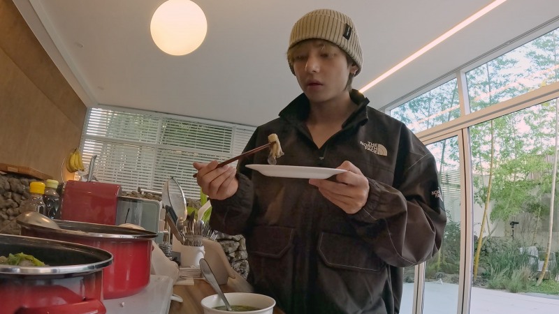 방탄소년단 지민·뷔·정국, 디즈니 플러스 '이게 맞아?!' 에서 노스페이스 패션 선보여