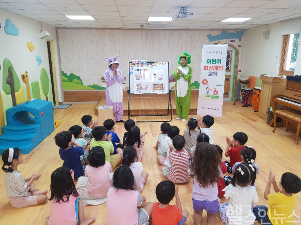 한림대학교한강성심병원 간호사들이 어린이들에게 화상예방교육을 실시하고 있다. (한림대학교한강성심병원 제공)