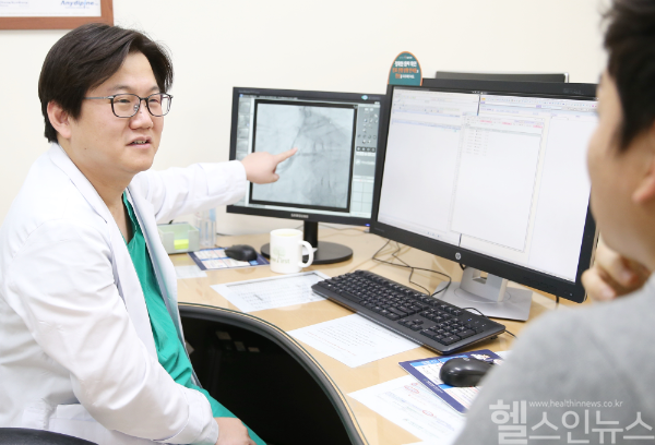 서울아산병원 심장내과 안정민 교수가 관상동맥 중재시술을 받은 환자를 진료하고 있다. (서울아산병원 제공)