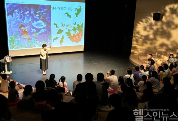 해늘문화예술교육연구소 김서연씨가 암 예방 습관 ‘튼튼별 대소동’을 주제로 ‘키즈리본’ 캠페인에 참여한 소아청소년들에게 동화구연을 선보이고 있다. (화순전남대학교병원 제공)