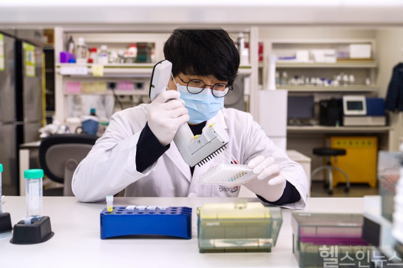 브릿지바이오테라퓨틱스 연구원 (브릿지바이오테라뷰틱스 제공)