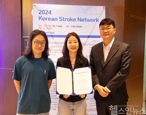 (왼쪽부터) 오충근 신경과 교수, 박서희 간호사, 송태진 이대뇌혈관병원장 (이대서울병원 제공)