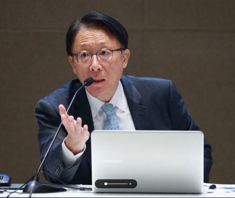 신성환 "10월 금통위 어떤 결정을 내릴지 판단하기 어려운 상황"...위험요인 완화 가시화되면 억셀 밟을 수 있을 것"