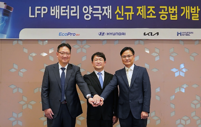 전날 대전광역시 동구 선샤인호텔에서 열린 행사에는 현대차·기아 전동화구동재료개발실 정순준 상무(사진 오른쪽), 현대제철 선행개발실 임희중 상무(사진 왼쪽), 에코프로비엠 연구기획담당 서준원 전무 등이 참석해 각 사 연구 과제에 대해 설명하고 향후 지속적인 협력 방안을 논의했다. ⓒ 현대차∙기아