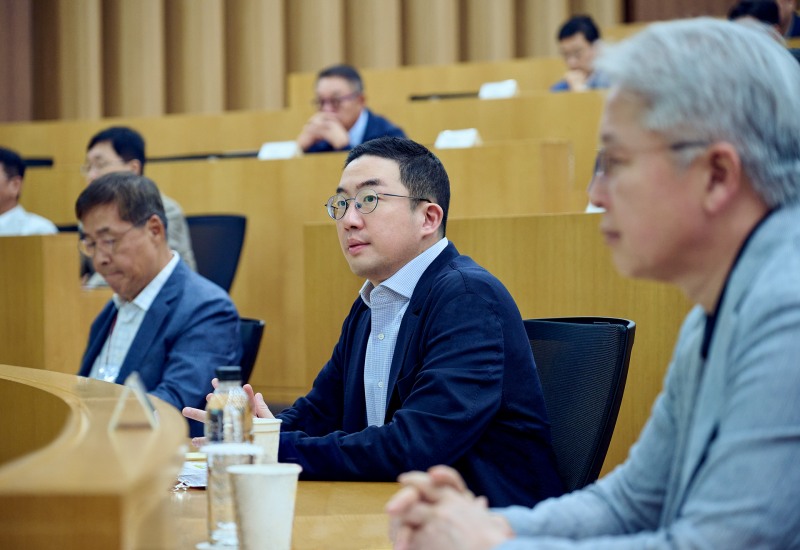 25일 경기도 이천 LG인화원에서 열린 사장단 워크숍에 참석한 (주)LG 구광모 대표(가운데), LG화학 CEO 신학철 부회장(왼쪽), (주)LG COO 권봉석 부회장