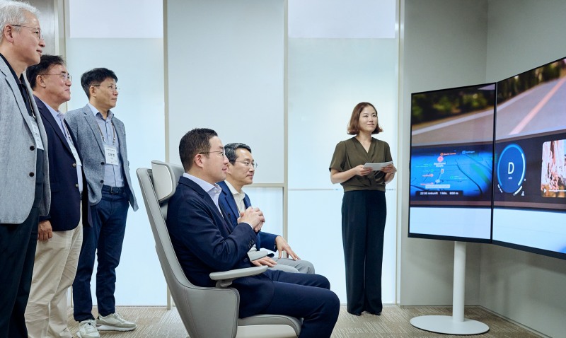 25일 경기도 이천 LG인화원에서 열린 사장단 워크숍에 참석한 (주)LG 구광모 대표를 비롯한 LG최고경영진이 미래 모빌리티 AI 경험 공간을 체험하고 있다