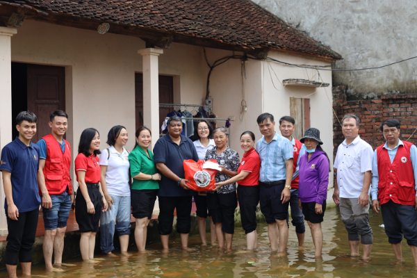 알복지재단 관계자들이 태풍 야기로 인해 물에 잠긴 피해 지역 주민들에게 구호 물품을 전달하고 있다