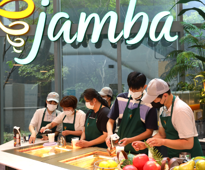 25일 서울 양재동 SPC1945에 위치한 잠바주스 매장에서 장애인 바리스타와 SPC 임직원이 '행복한 스무디 교실'을 진행하고 있다. ⓒSPC그룹