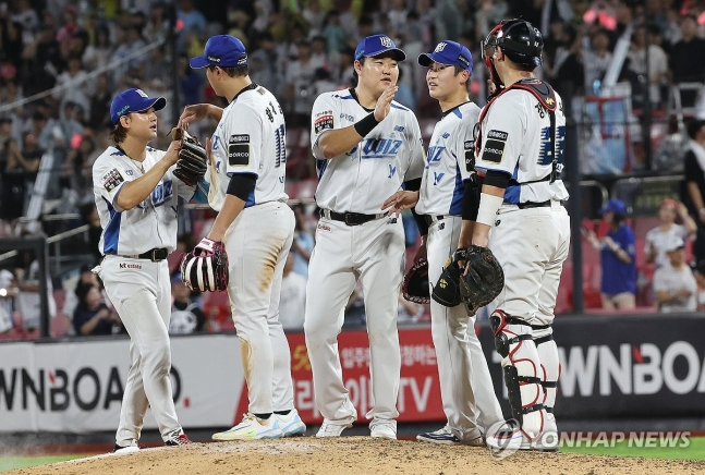 kt 선수들이 기뻐하고 있다.