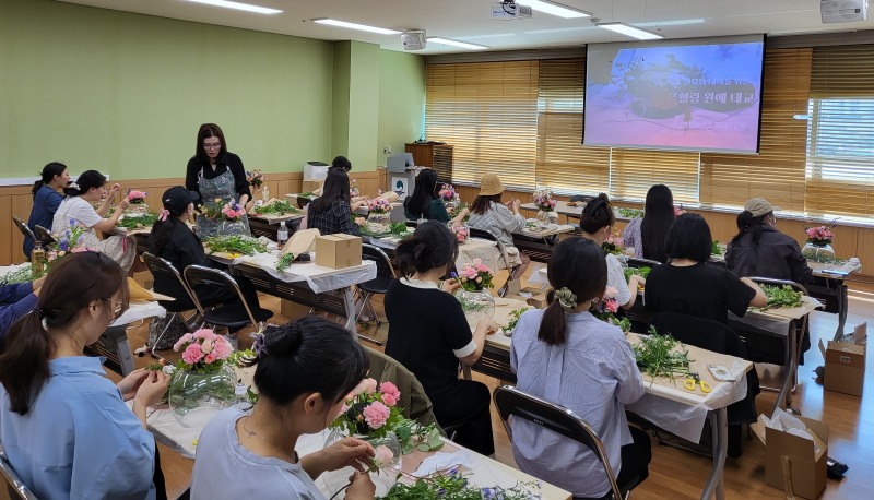 평택시, 임신부 대상 ‘힐링 원예 태교 교실’ 운영 유리볼장식 꽃꽂이 교실