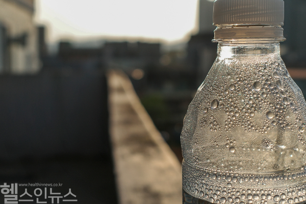 보건 전문가들, 생수 의존이 건강, 재정, 환경 비용 초래할 수 있어 빠른 시일 내에 재고해야... 수돗물 건강상 이점 알려 소비 확대하는 캠페인 진행 필요해 (클립아트코리아)