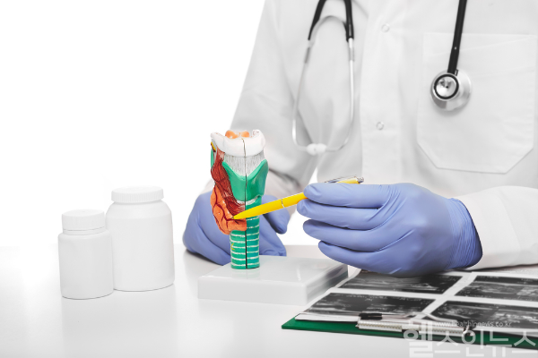 갑상선 기능 저하증, 기억력 감퇴 및 정신 활동 지연 시키기도 해 '치매'로 오인하기 쉬워... 노년층 건망증과도 비슷해 보이기도 (클립아트코리아)