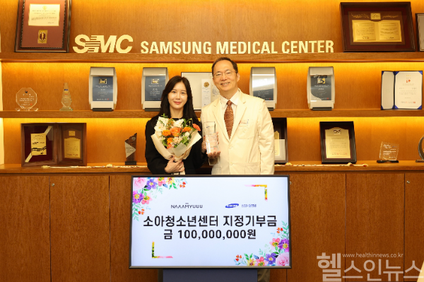 오른쪽은 박승우 삼성서울병원 원장, 옆은 남유숙 ㈜ 남유에프엔씨 대표 (삼성서울병원 제공)