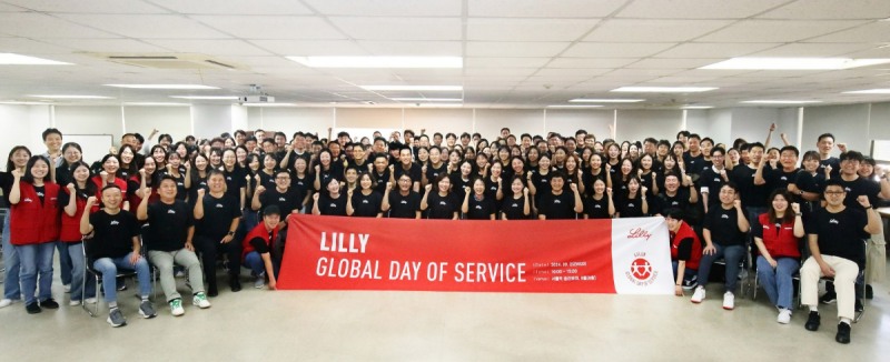 한국릴리 임직원들이 25일 세계 봉사의 날(Global Day of Service)을 맞아 생필품 키트를 제작하는 등의 봉사활동을 진행, 지역사회 이웃들에게 따뜻한 위로와 격려의 메시지를 전달했다. (한국릴리 제공)
