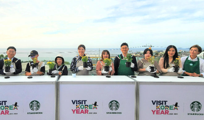 9월 26일 제주한담해변DT점에서 한국관광공사 이학주 국제관광본부장(왼쪽 첫 번째), 문화체육관광부 장미란 제2차관(왼쪽 네 번째), 스타벅스 정윤조 운영담당(왼쪽 여섯 번째)이 외국인 관광객들과 커피박 화분에 모종심기 후 기념 촬영을 하고 있다. ⓒ스타벅스