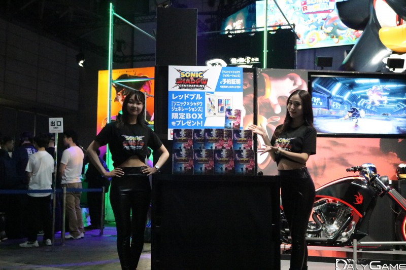 세가-아틀라스 부스에도 모델들이 게임을 홍보했습니다.