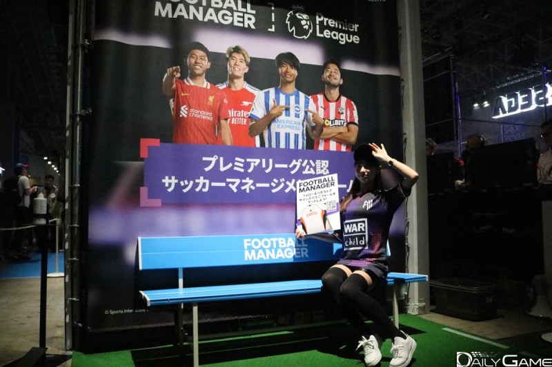 '풋볼 매니저'를 홍보하기 위해 축구복을 입은 모델도 눈길을 끌었습니다.