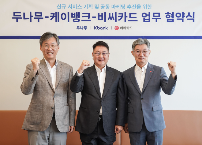 (왼쪽부터) 26일 케이뱅크 본사에서 열린 업무협약식에 참석한 최우형 케이뱅크 은행장, 이석우 두나무 대표, 최원석 BC카드 사장. ⓒ BC카드 제공
