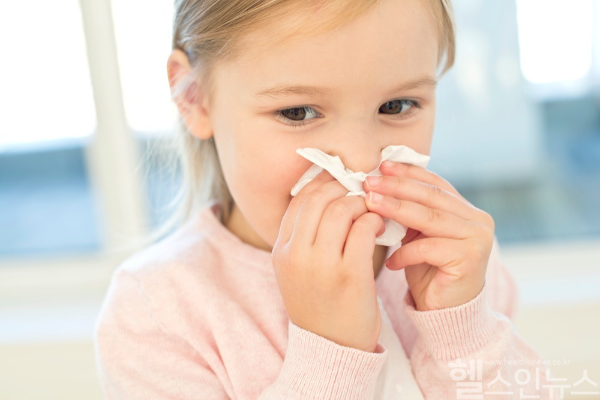 가족력과 여러 환경 인자들이 복합적으로 작용해 발생하는 알레르기 비염... 발병 시 자연 소실되는 경우도 있지만 대부분 성인기까지 이어져 적극적인 자세로 예방 및 치료 임하는 게 좋아 (클립아트코리아)
